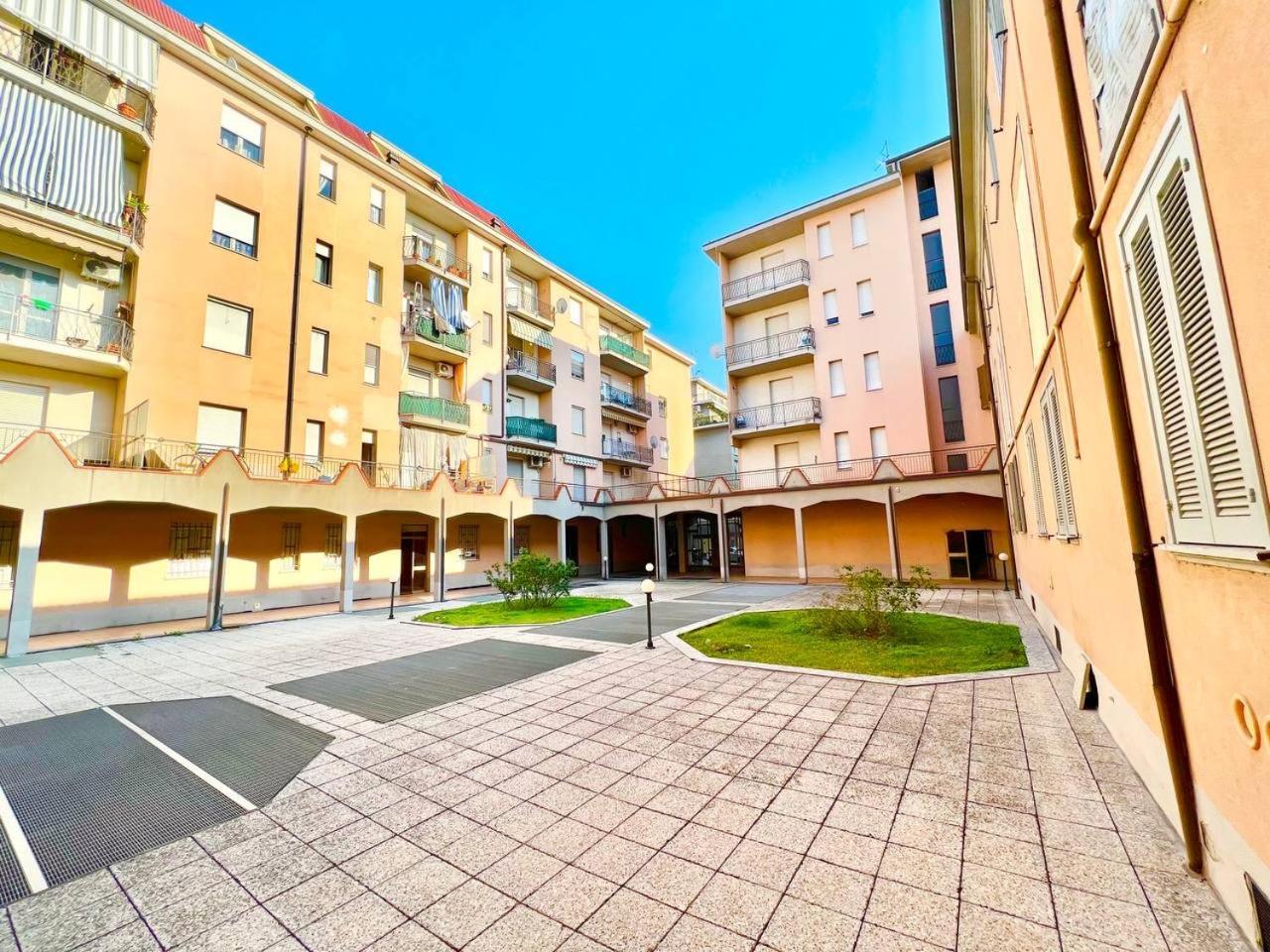 In Coorte Di Prestigio, Nel Pieno Centro Di Voghera, A Pochi Passi Dalla Stazione